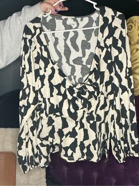 Ava & Viv Black and Cream Printed V-Neck Twist-Front Long Sleeve Top